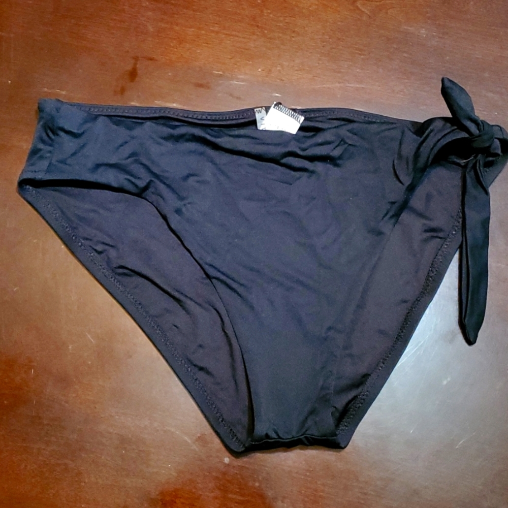 NWOT Vitamin VA medium coverage black swim bottoms L/10. Side tie